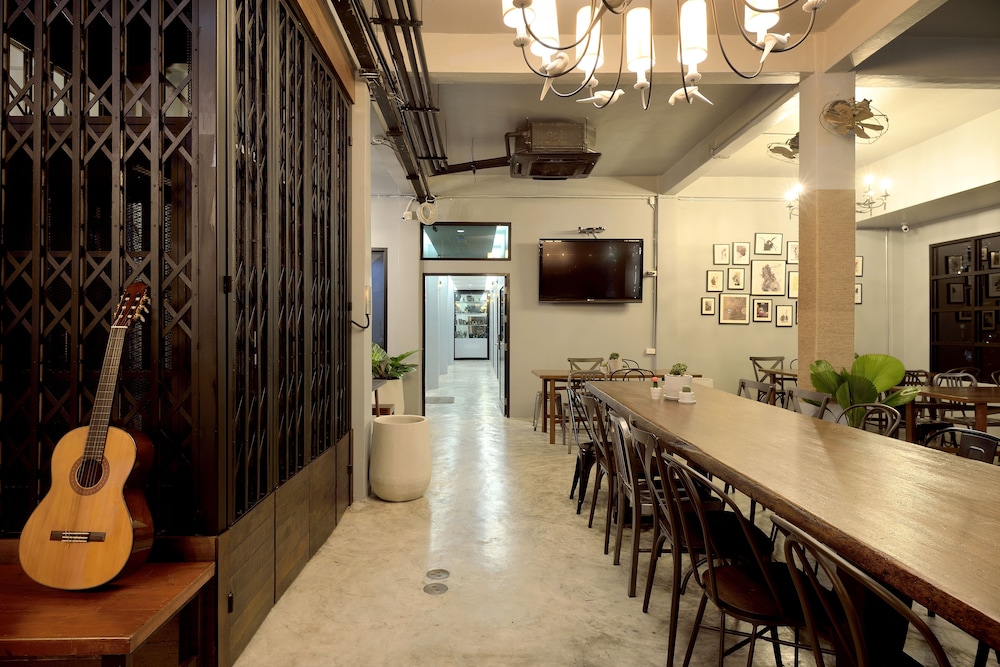 castle black bangkok hostel