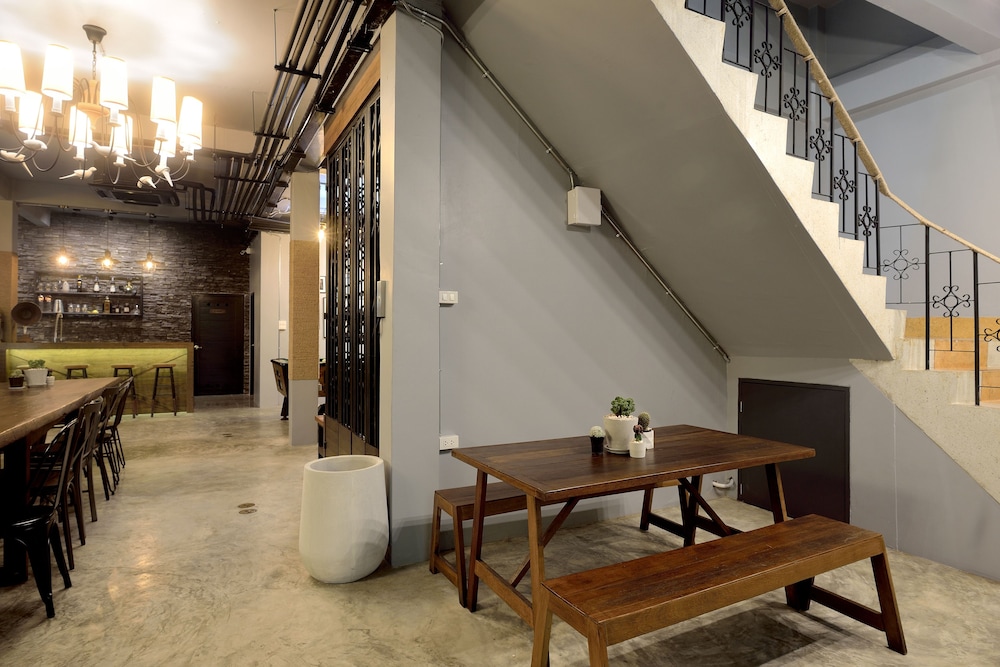 castle black bangkok hostel