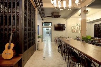 castle black bangkok hostel