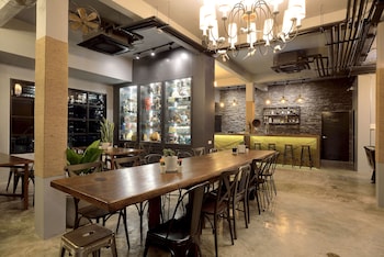 castle black bangkok hostel