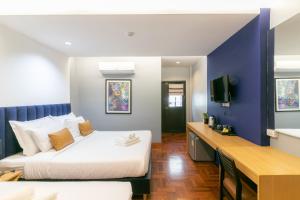 castle black bangkok hostel