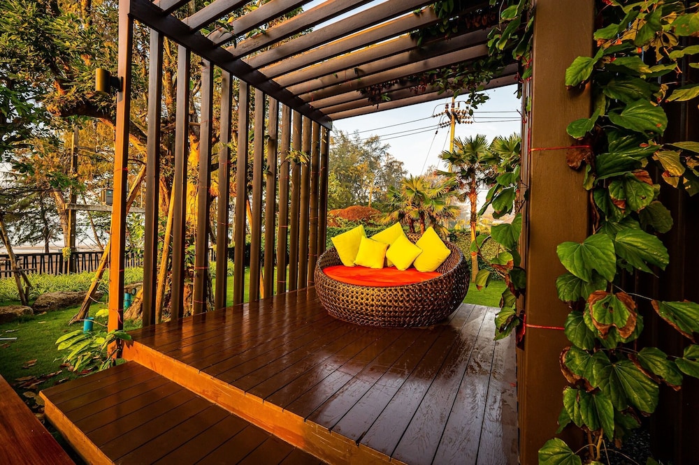 chatnipa beach resort by morseng