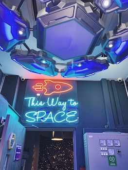 met a space pod arab street