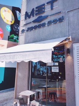met a space pod arab street