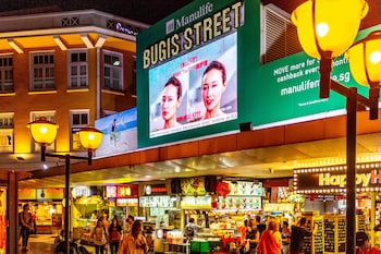 met a space pod arab street