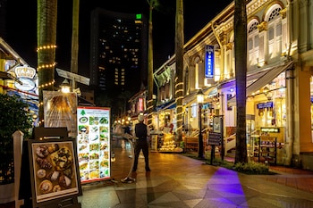 met a space pod arab street