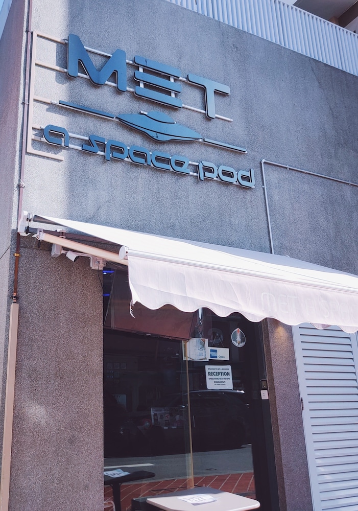 met a space pod arab street