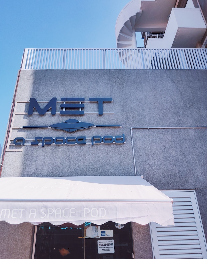 met a space pod arab street