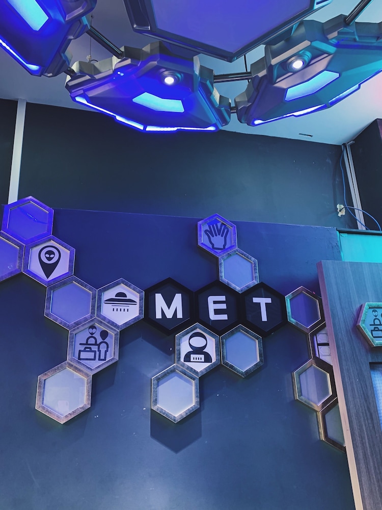 met a space pod arab street