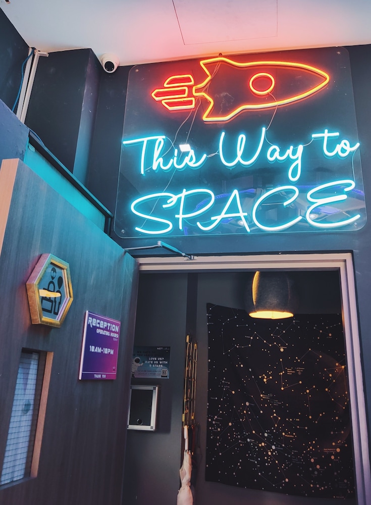 met a space pod arab street