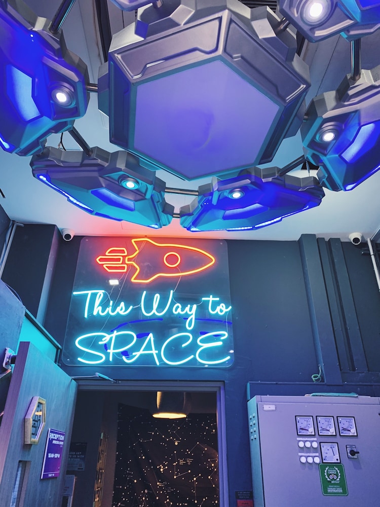 met a space pod arab street