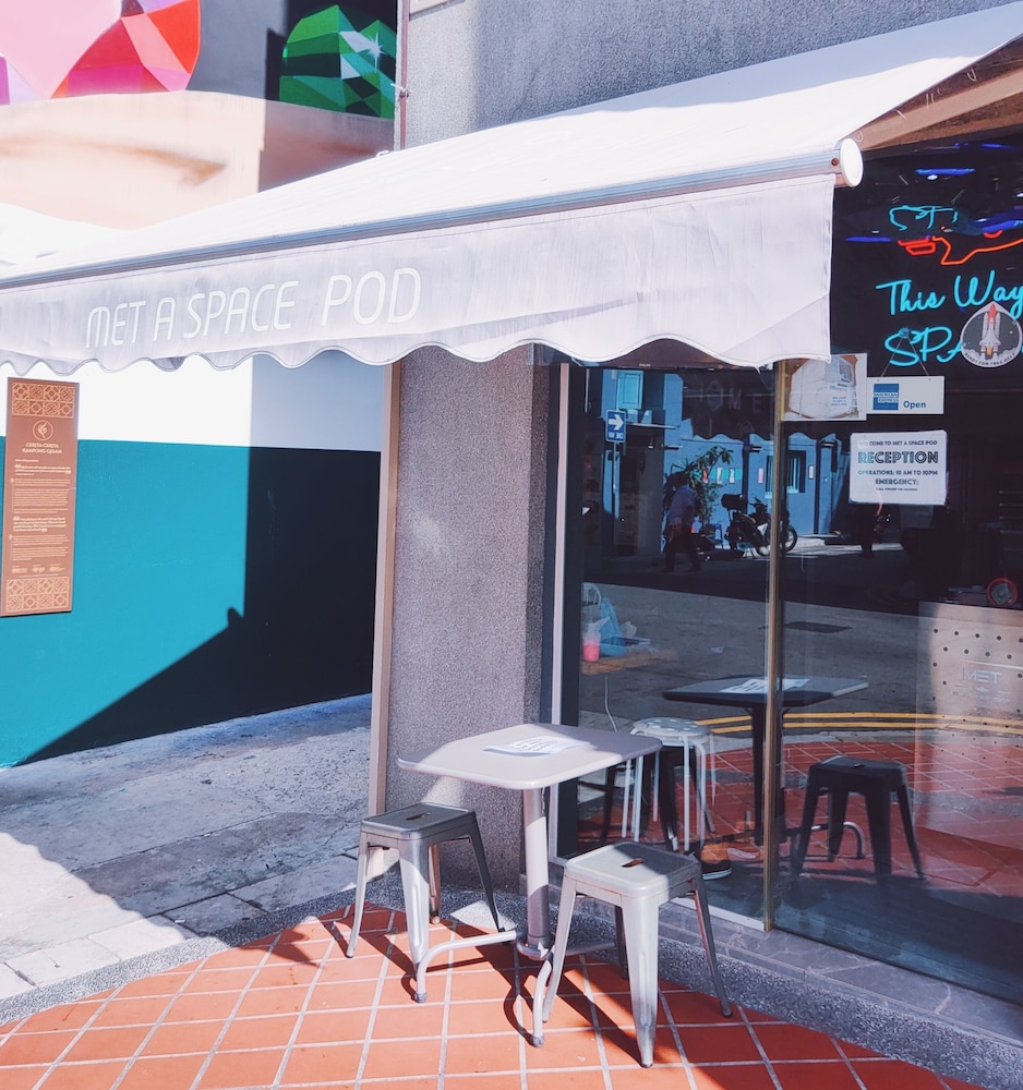 met a space pod arab street