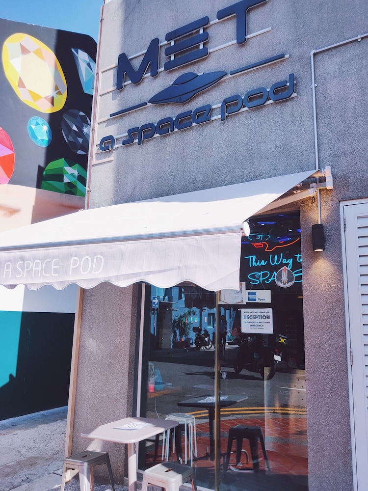 met a space pod arab street