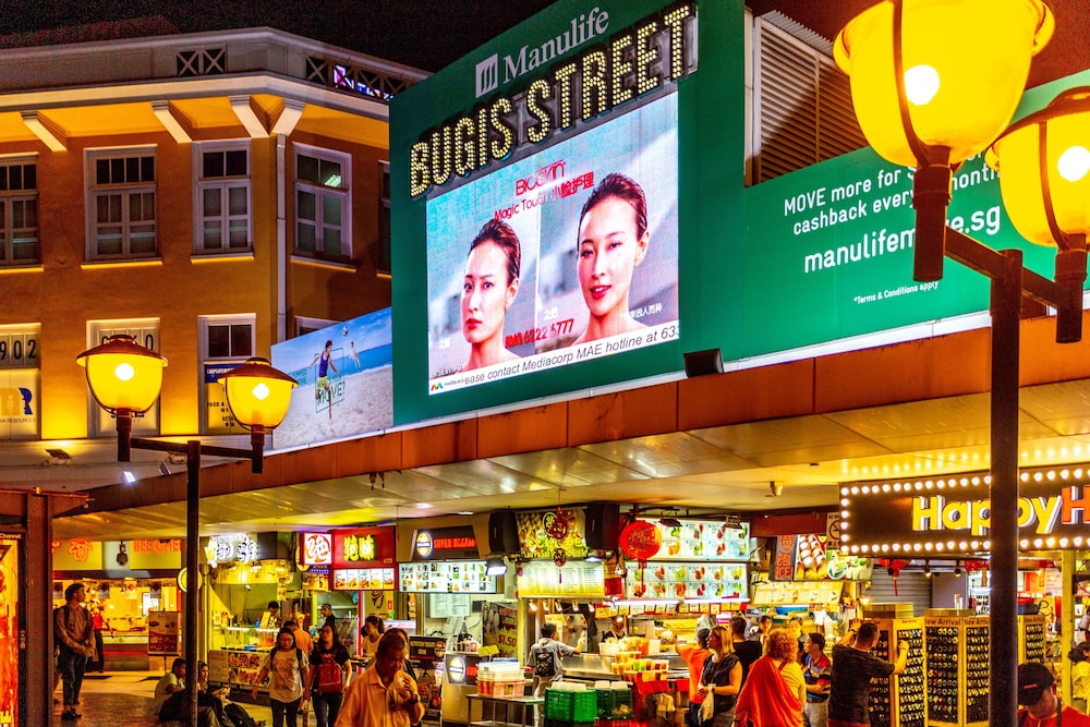 met a space pod arab street