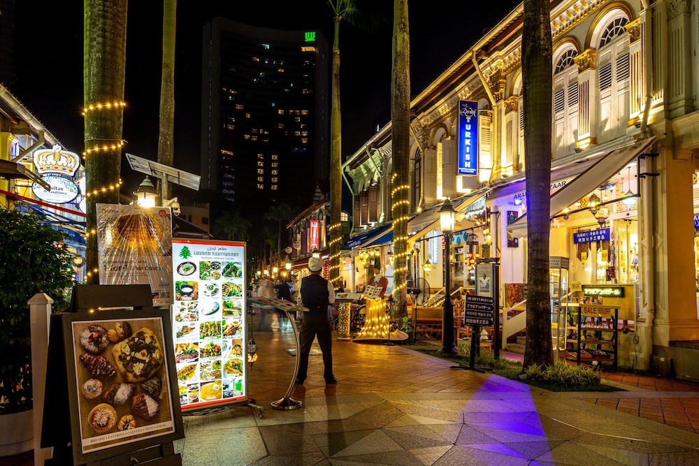 met a space pod arab street