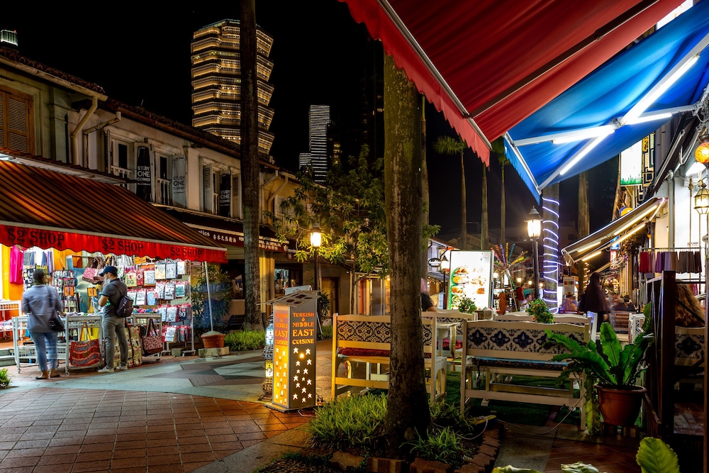 met a space pod arab street