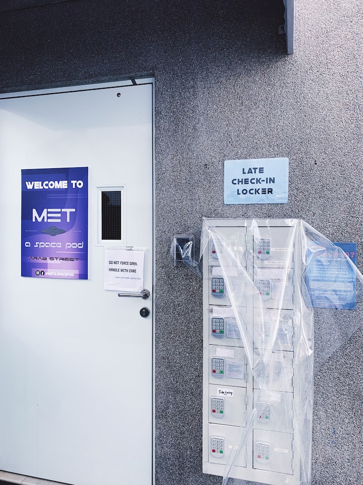 met a space pod arab street