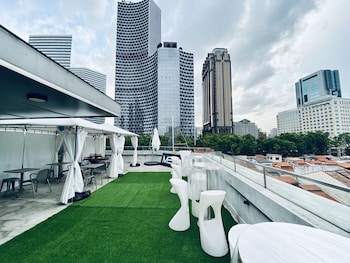 met a space pod arab street