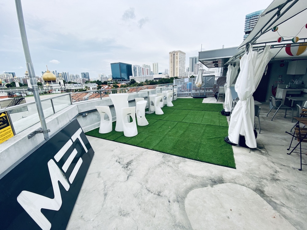 met a space pod arab street