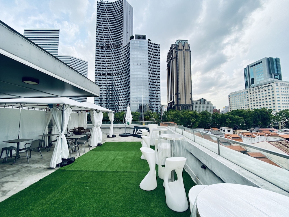 met a space pod arab street