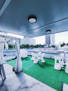 met a space pod arab street