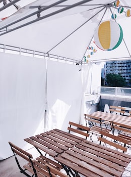 met a space pod arab street