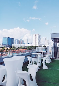 met a space pod arab street