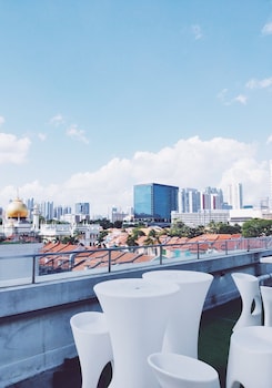 met a space pod arab street