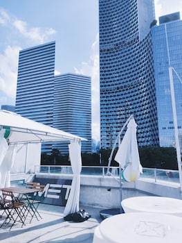 met a space pod arab street