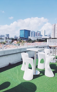 met a space pod arab street