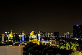 met a space pod arab street