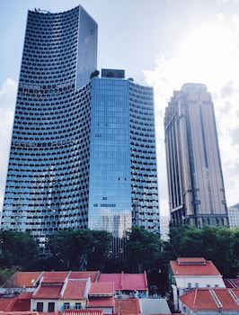 met a space pod arab street