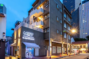 met a space pod arab street