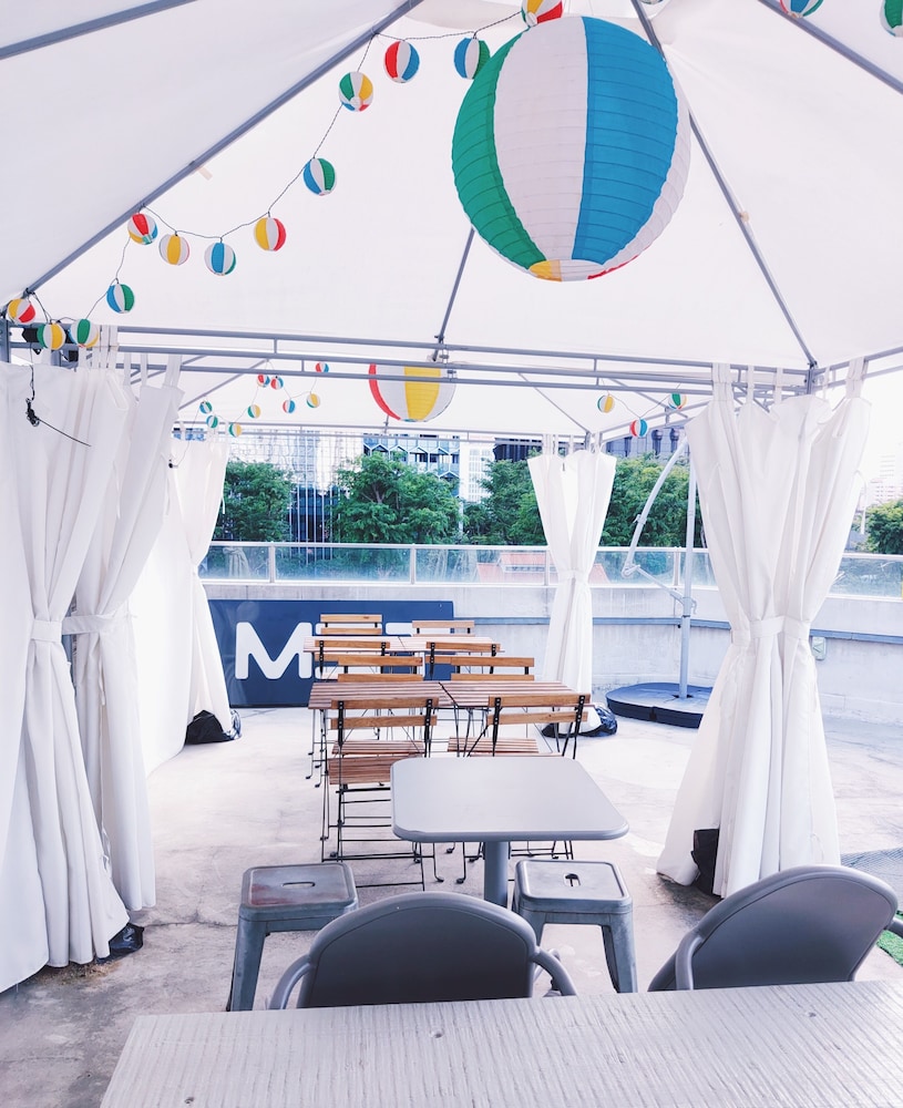 met a space pod arab street