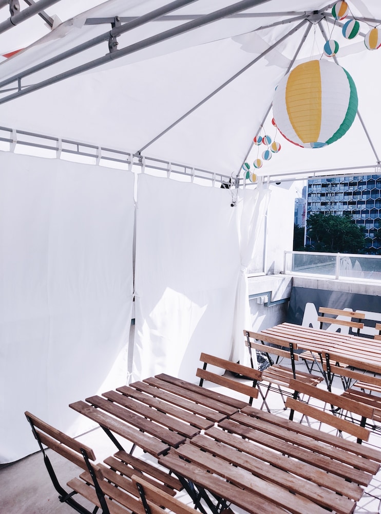 met a space pod arab street