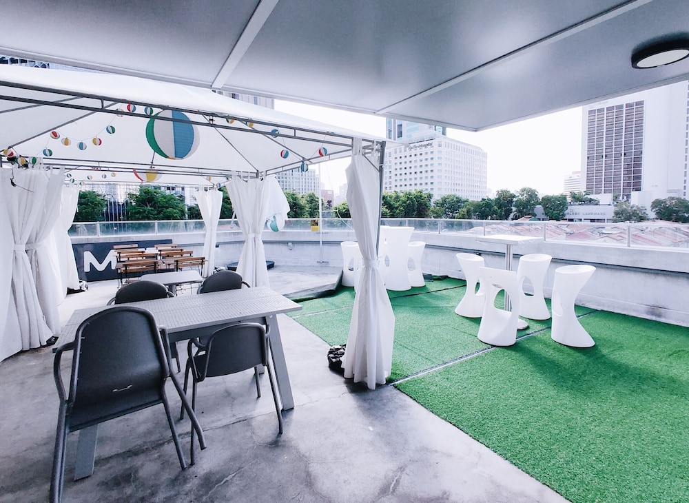 met a space pod arab street