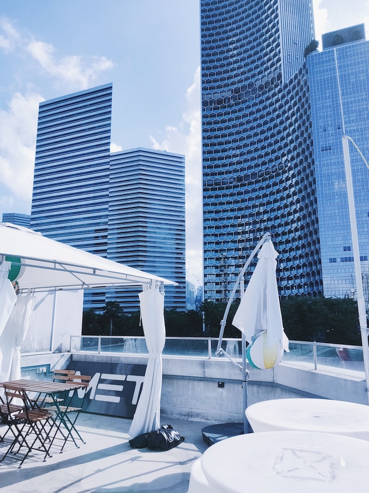 met a space pod arab street