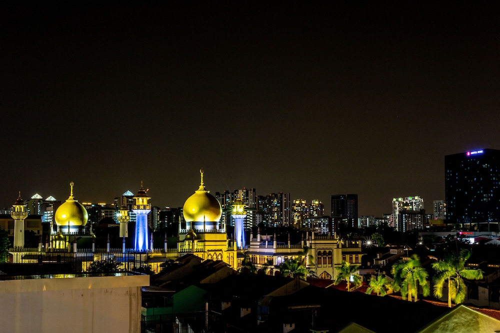 met a space pod arab street