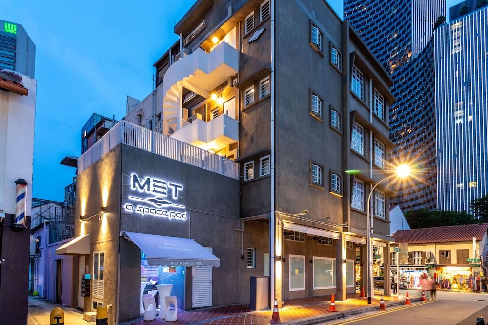 met a space pod arab street