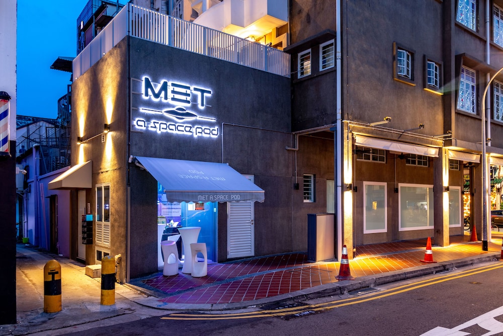 met a space pod arab street