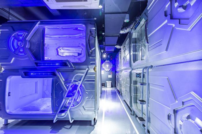 met a space pod arab street