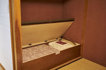 kagurazaka retro bar and hotel