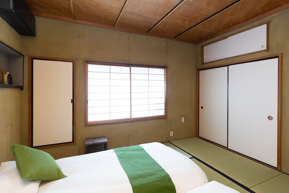 kagurazaka retro bar and hotel