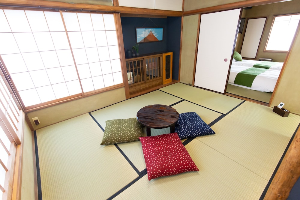 kagurazaka retro bar and hotel