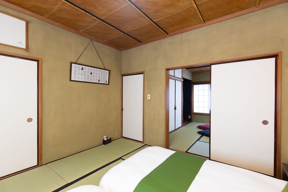 kagurazaka retro bar and hotel