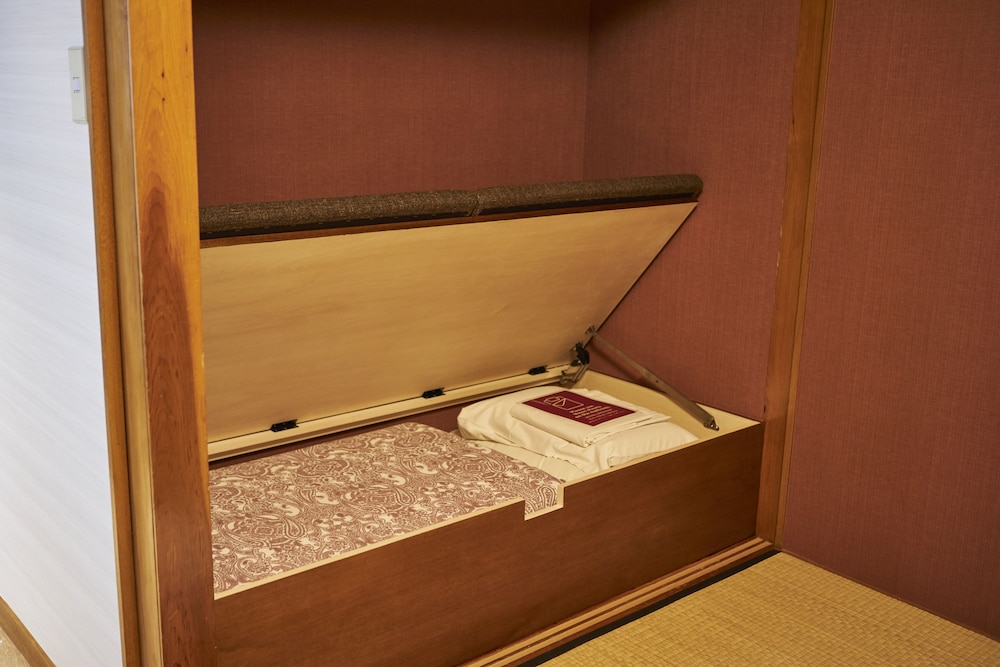 kagurazaka retro bar and hotel