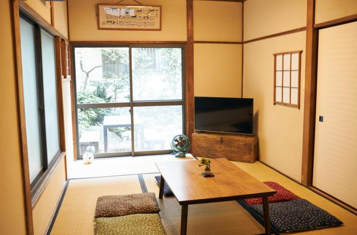 kagurazaka retro bar and hotel