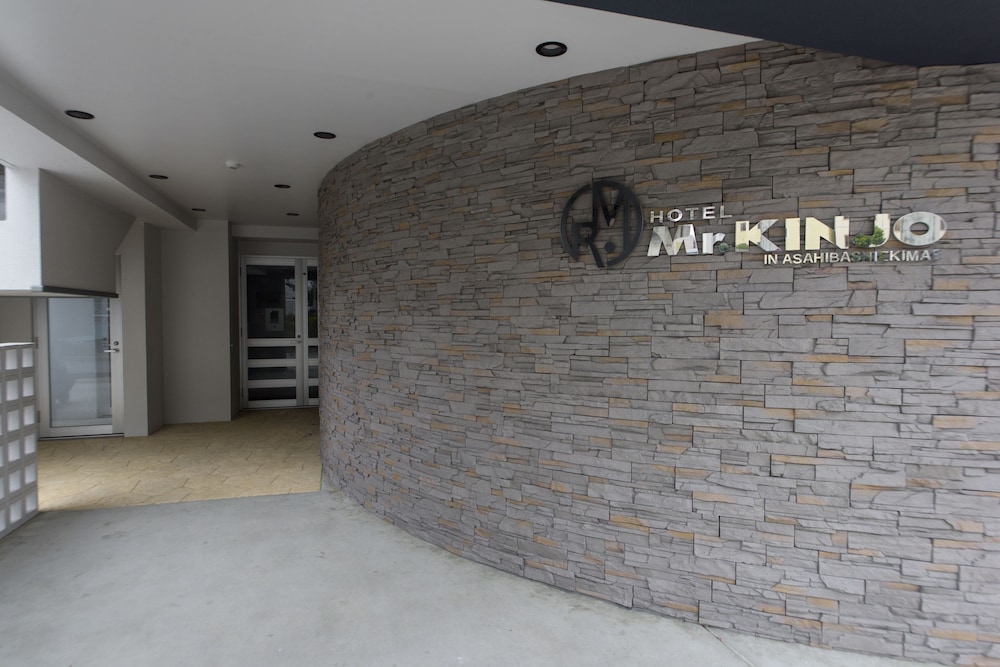 mr kinjo in asahibashi station square