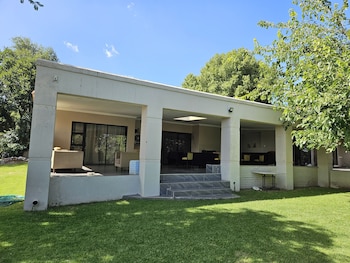 four seasons lehae guest house