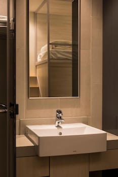 meander 1948 hostel taipei main station